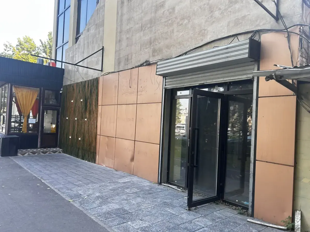 Торговое помещение 42 м², Первомайский р-н, 42 м², г.Бишкек, Первомайский район, пр.Чуй 110 — фото 1